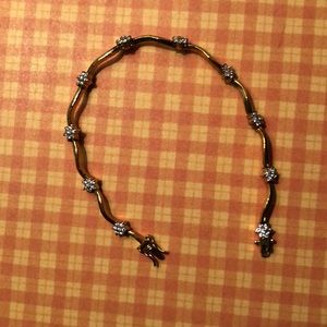 Gold plated bracelet with crystal flowers